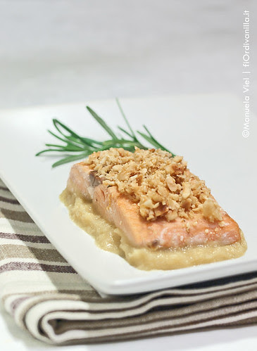 Filetto di salmone alle nocciole con crema di mele e patate alla birra