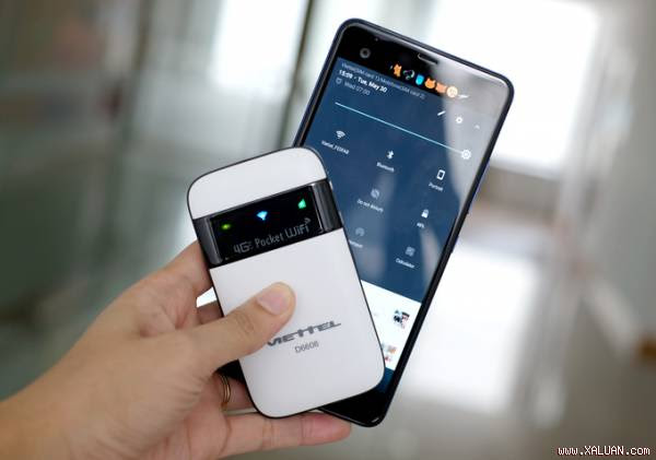  Bộ phát Wi-Fi của Viettel có kích thước khá nhỏ gọn, tương đương hộp đựng card visit với trọng lượng chỉ 105 gram. Máy hỗ trợ chuẩn kết nối 4G LTE với tốc độ tải lên tối đa 150 Mb/giây và t