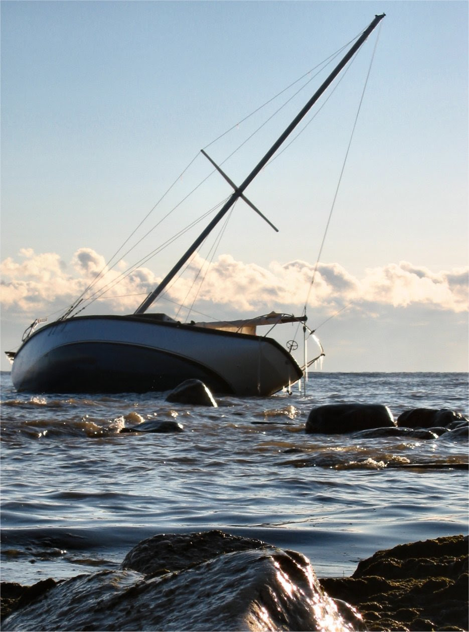 Wrecked Sailboat on Lake Michigan North of Bradford Beach - Milwaukee, WI - Chinook 34 Falcon - Photo by Mike Fisk -- soul-amp.com