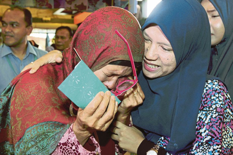 Tangisan ibu tunggal: Dua tahun tak jumpa, anak menyamar jadi pekerja gedung pakaian untuk beri kejutan buat ibunya