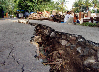 http://jazba.files.wordpress.com/2008/09/earthquake-gallery-3.jpg