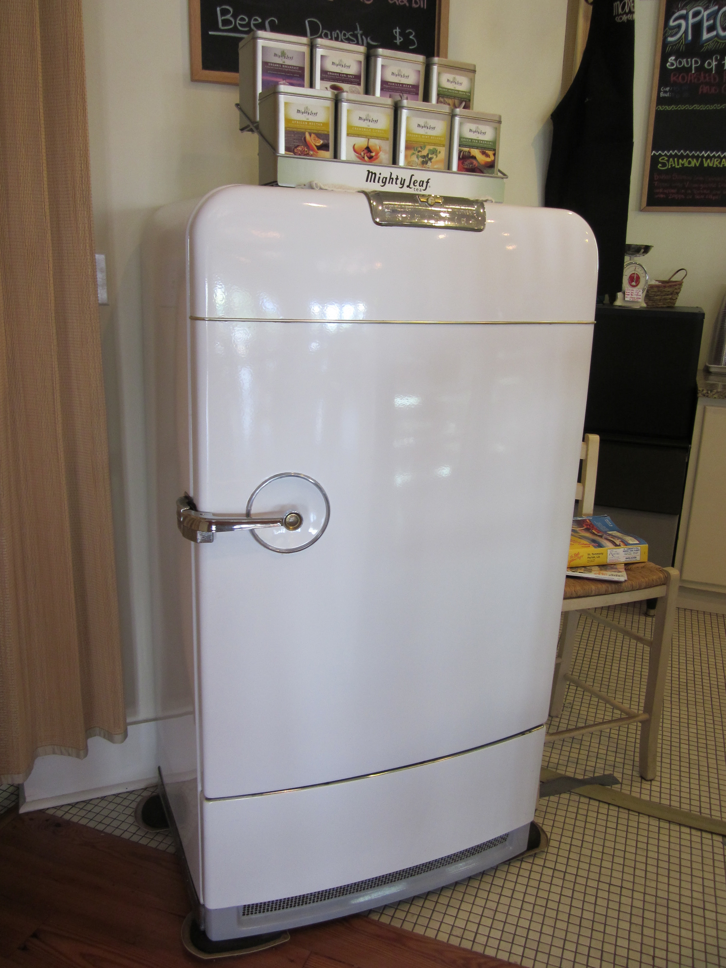 Old Refrigerator 3000 x 4000 · 2986 kB · jpeg