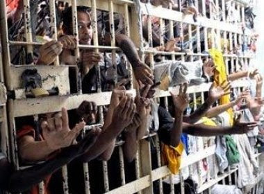 Brasil tem 550 mil presos onde há vagas para 300 mil