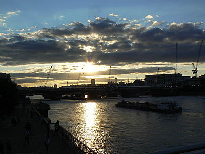 soleil couchant sur la Tamise.jpg
