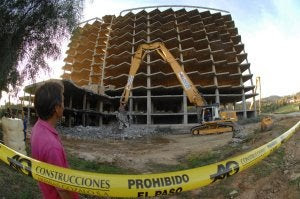 Inician la demolición de una estructura de once plantas de altura