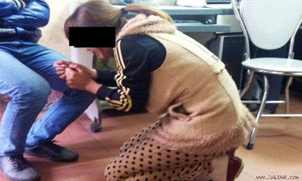  Em xin anh hãy nhận đứa bé được không?(ảnh minh họa)