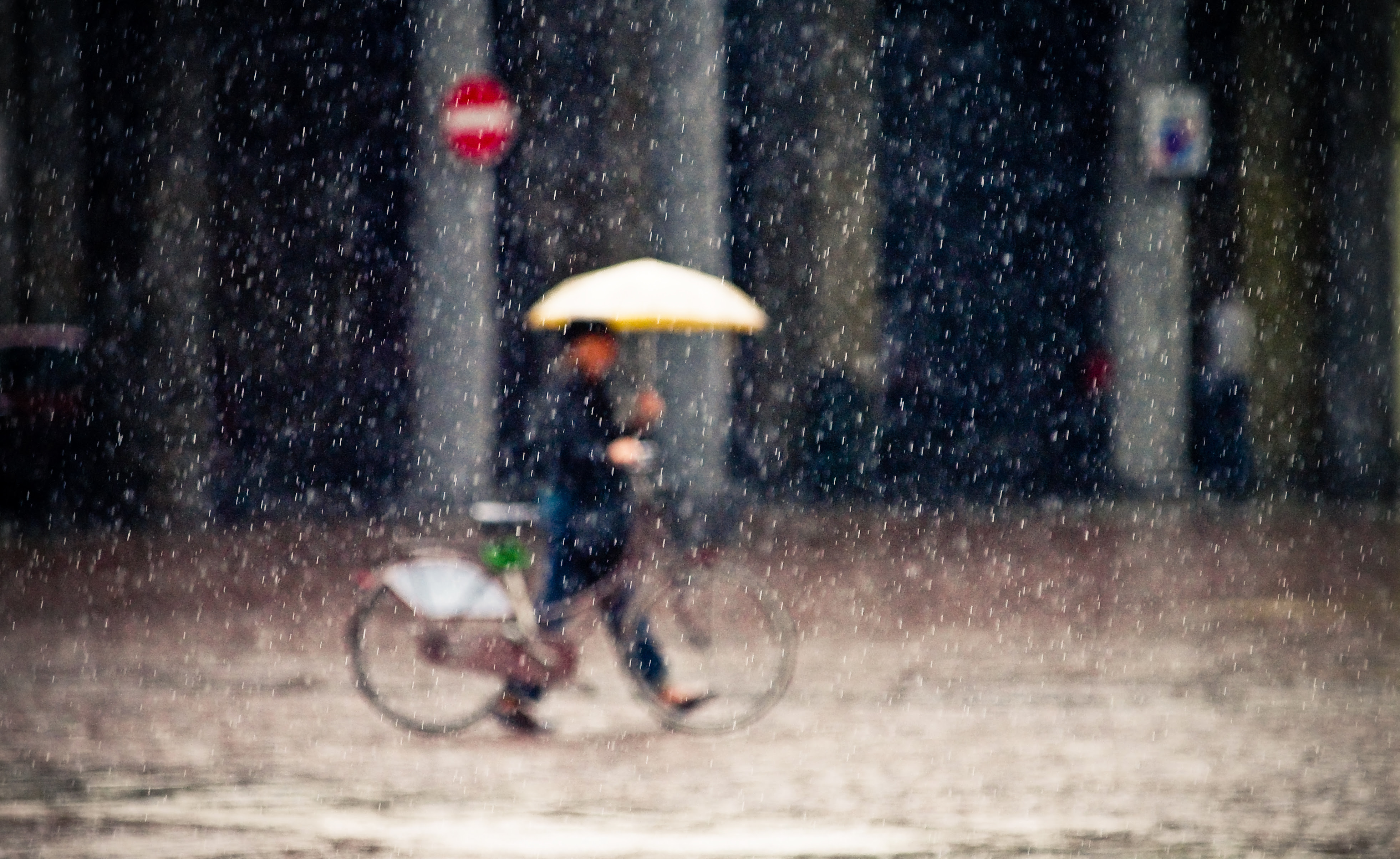 フリー写真素材 人物 人と風景 雨 イタリア 画像素材なら 無料 フリー写真素材のフリーフォト