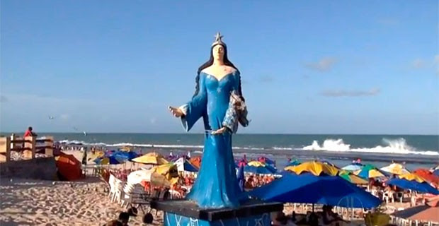 Estátua de Iemanjá tem braço destruído na praia do Meio, em Natal (Foto: Reprodução/Inter TV Cabugi)