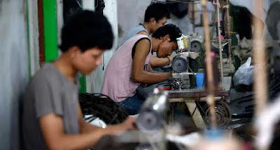 Ambon, Malukupost.com - Pertumbuhan produksi industri manufaktur mikro dan kecil kuartal (q-to-q) Provinsi Maluku pada triwulan III/2016 meningkat 6,33 persen, sedangkan pertumbuhan kumulatif (c-to-c) sebesar 23,36 persen dan pertumbuhan tahunan (y-on-y) sebesar 22,93 persen. "Pertumbuhan didominasi oleh industri minuman (KBLI 11), industri percetakan dan reproduksi media rekaman (KBLI 18) dengan pertumbuhan produksi triwulan diatas 10 persen," kata Kepala Badan Pusat Statistik (BPS) Provinsi Maluku Dumangar Hutauruk di Ambon, Kamis (3/11).