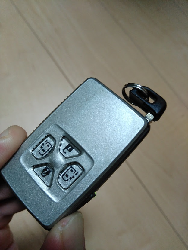 ヴェルファイアのスマートキー電池交換方法 自分でかんたんに交換できます