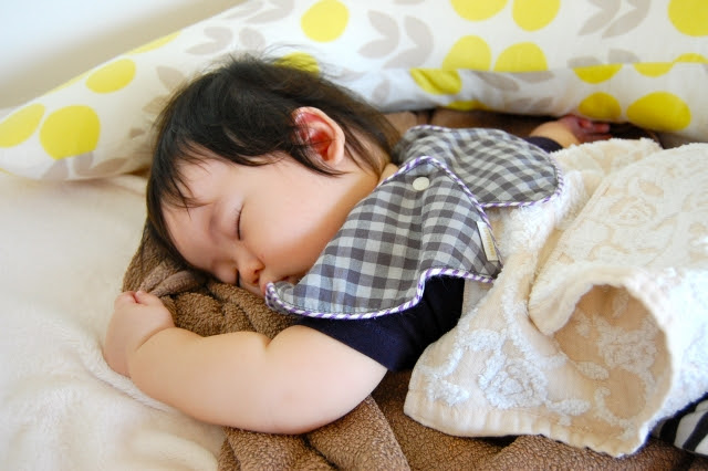 赤ちゃんは寝汗がすごい 原因と対策 汗取りパットや快適グッズで頭や背中の汗スッキリ Mamioh