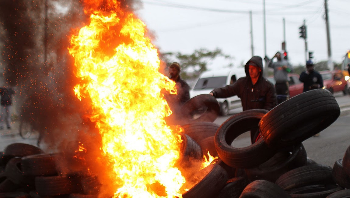 Grupo coloca fogo em pneus em bloqueio na Avenida Ragueb Chohfi em São Paulo - Foto: Werther Santana/Estadão