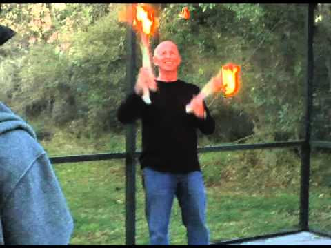 video de un malabarista que juega con fuego