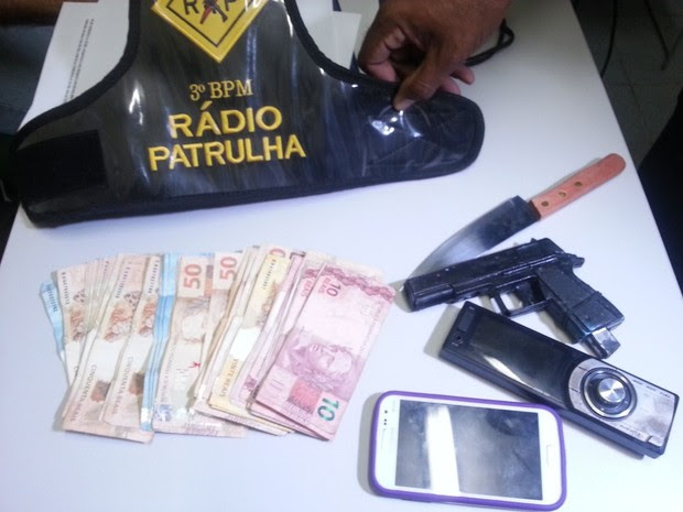 Dinheiro foi recuperado, revólver de brinquedo e faca apreendidos pela polícia (Foto: Kleber Teixeira/Inter TV Cabugi)