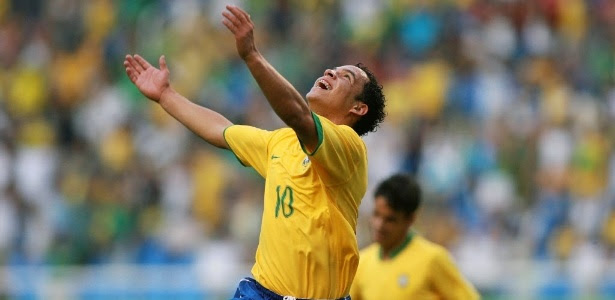 Lulinha comemora gol no Pan-Americano de 2007, quando era a estrela da seleção