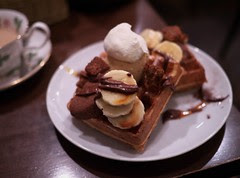 Chocolate waffles with bananas