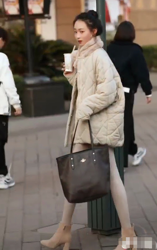 冬天还在穿一身黑吗 学学上海小姐姐的穿法 脖子以下全是腿 看点快报