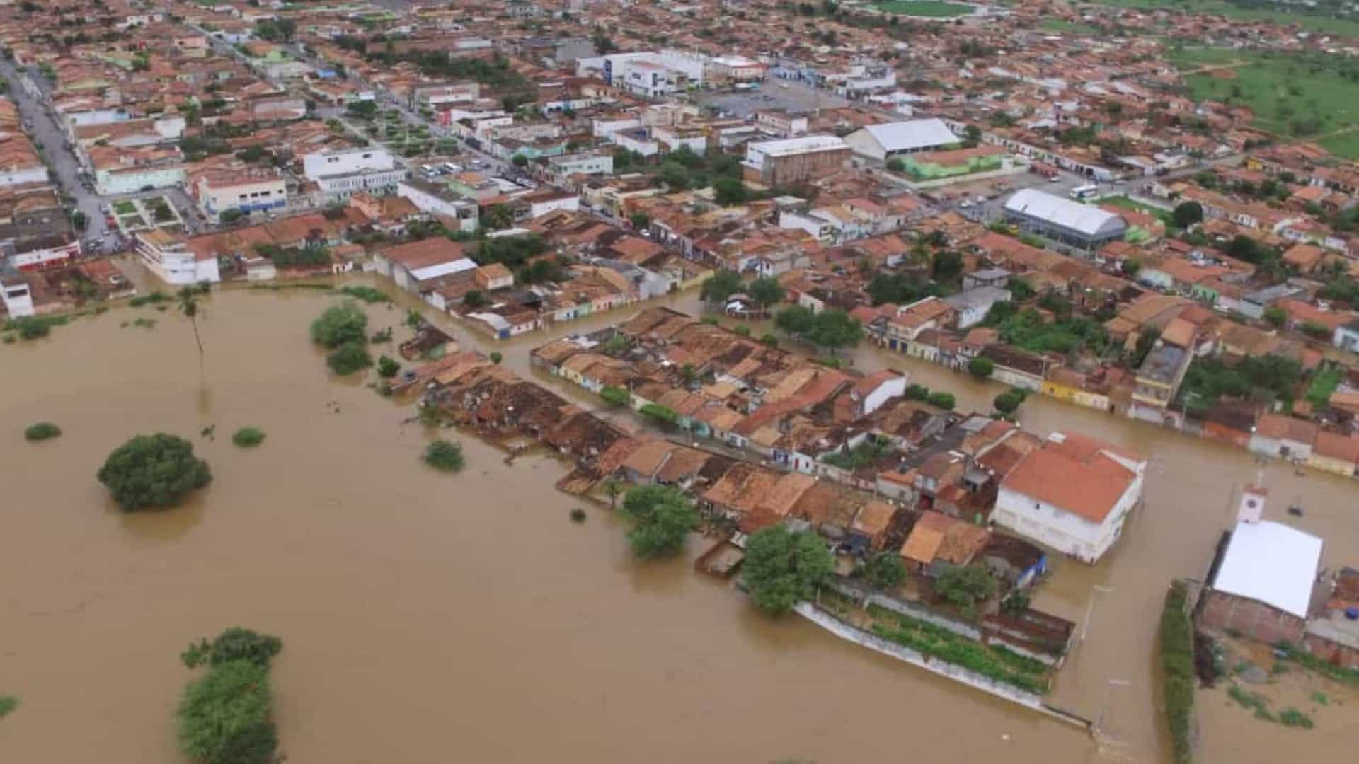 Resultado de imagem para Rachadura em nova barragem mantÃ©m moradores abrigados em escolas na Bahia