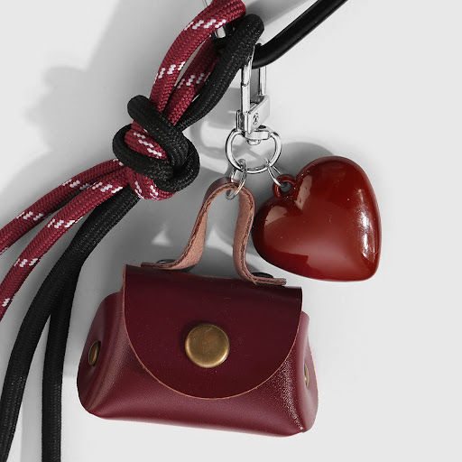 Title 4, Portachiavi con pochette, soffice pompon, fiocc...