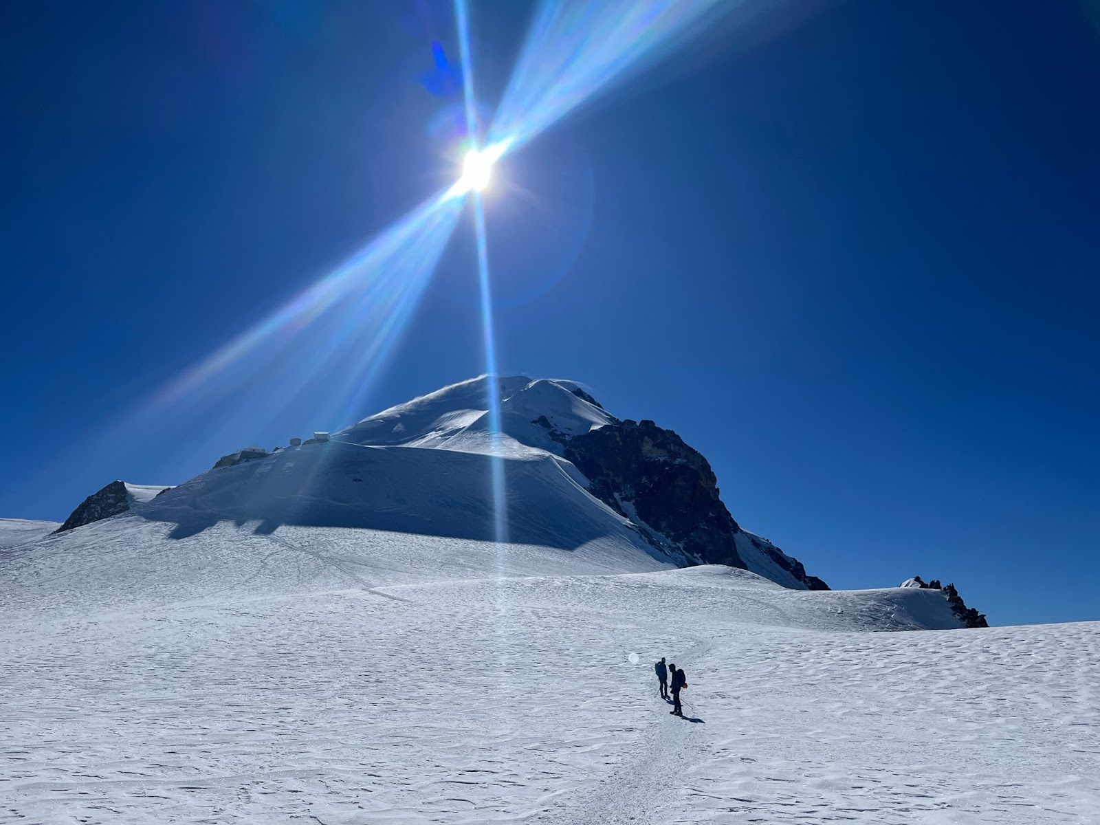 Cimbers nearing the summit of Mont Blanc