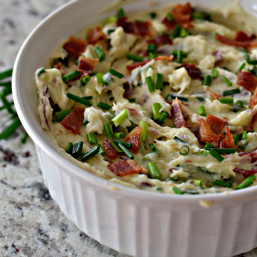 Garlic Mashed Potatoes with Bacon and Chives is a heavenly combination of mashed red potatoes with roasted garlic, sour cream, crispy bacon and fresh chives.