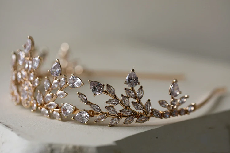 Couronne en laiton massif avec design zircon et diamants. Brillez de mille feux et affichez un style royal avec cette couronne exquise.