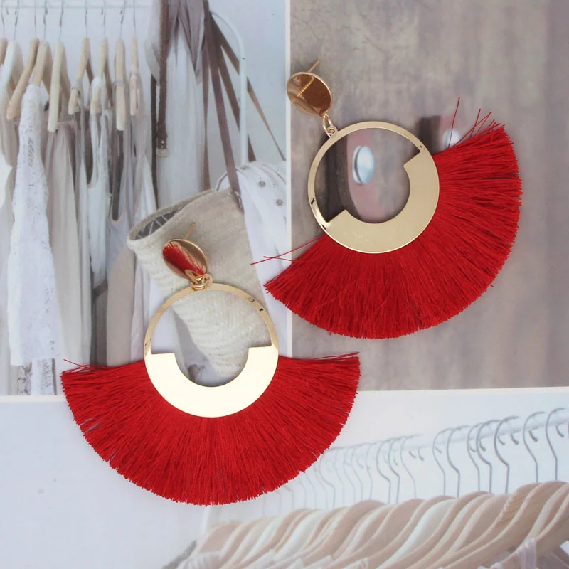 Boucles d'oreilles à pompons en résine et alliage exagérées pour un style affirmé. Légères, élégantes et parfaites pour rehausser toutes vos tenues.