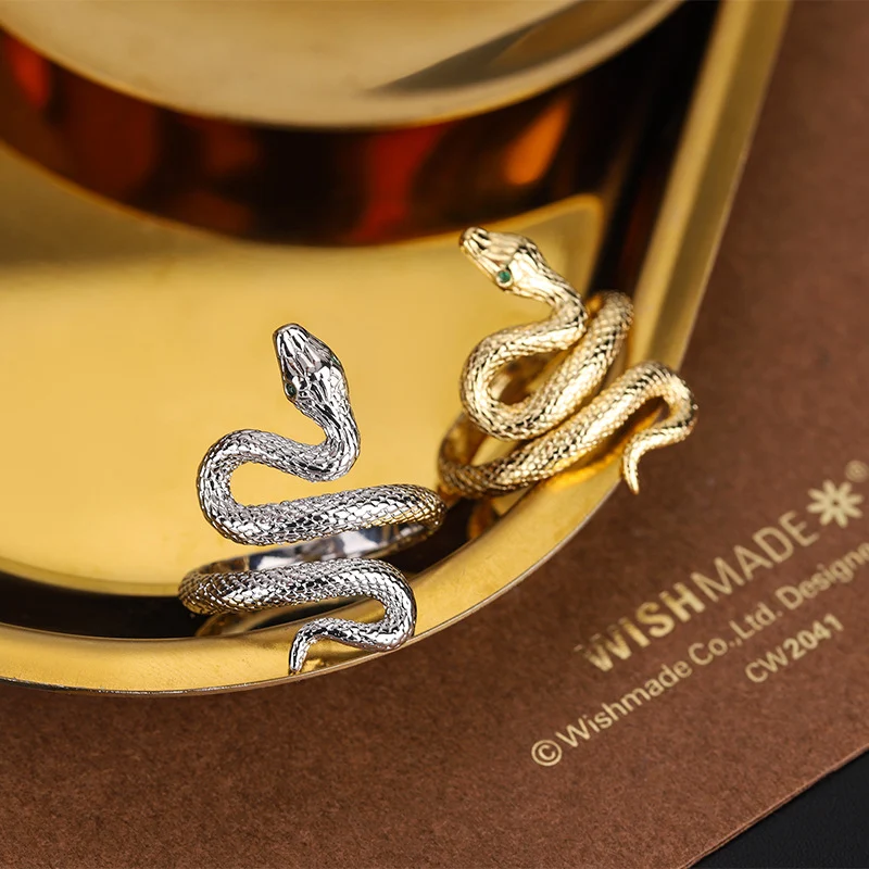Bague serpent enroulée avec œil vert diamant. Un bijou raffiné pour femmes. Parfait pour un cadeau précieux et un look tendance et original.