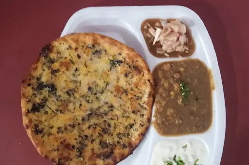 Gobhi Kulcha With Chole And Raita