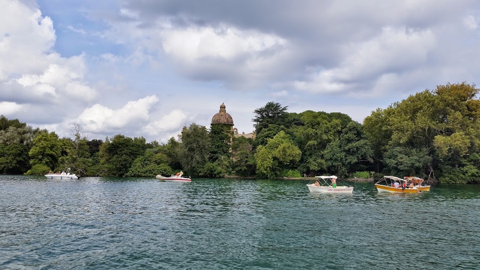 ISOLA IN MEZZO AL LAGO di Trutzy