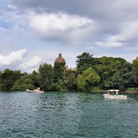 ISOLA IN MEZZO AL LAGO di 