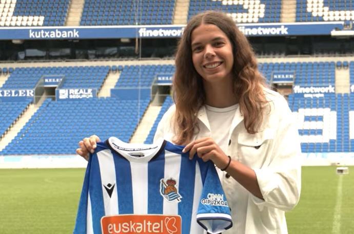 Andreia Jacinto posa con la txuri-urdin en Anoeta.