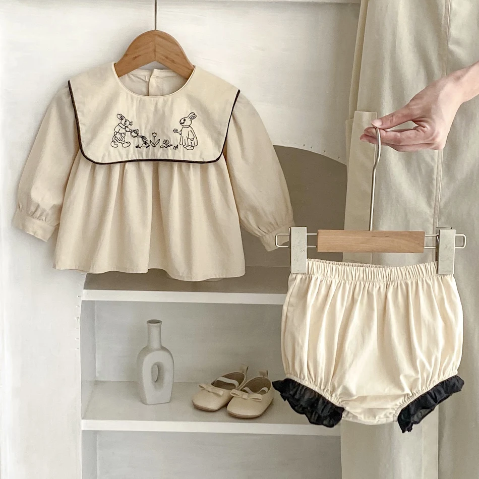Poloshirt met kraag, cardigan en Bread Pants, een stijlvolle en comfortabele outfit voor dagelijks gebruik, ideaal voor een casual en modieuze look.