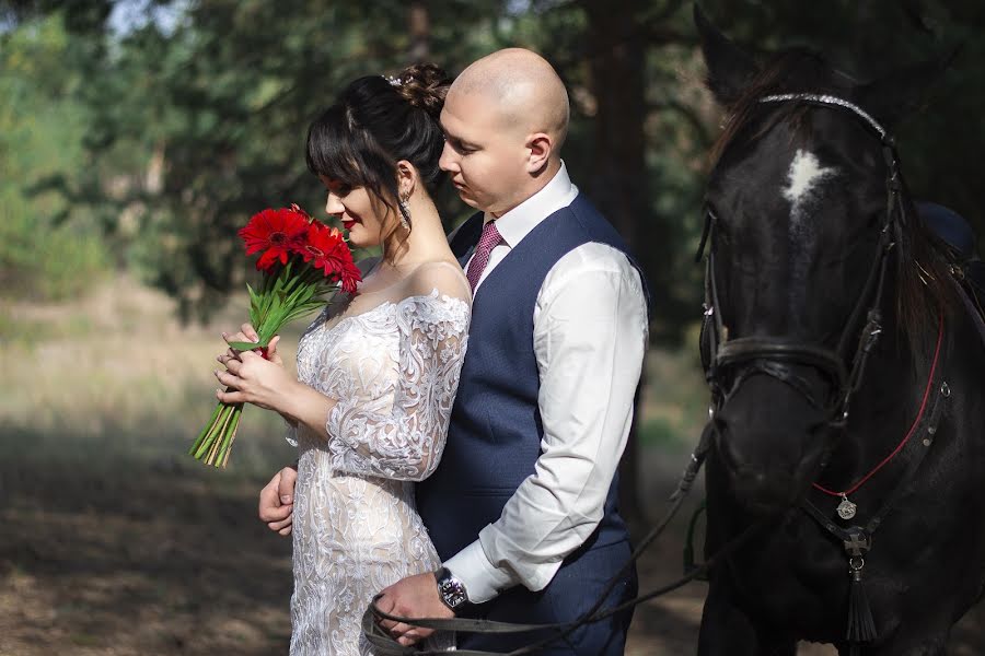 Fotógrafo de casamento Tatna Komissarova (komissarova88). Foto de 23 de fevereiro 2020