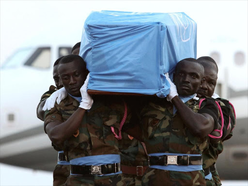 Honour guards carry a flag-draped casket of the former United Nations Secretary General Kofi Annan, who died in Switzerland, ahead of a state funeral at the Jubilee Airport in Accra, Ghana September 10, 2018. /REUTERS