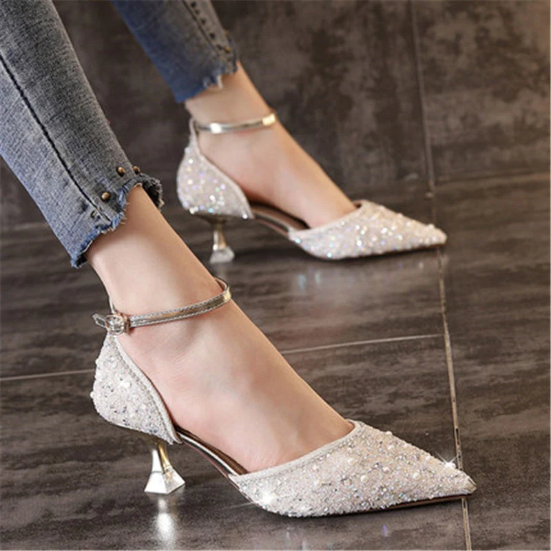 Salto alto de moda com ponta de cristal oca. Sapatos femininos elegantes para ocasiões especiais, realçando seu look.