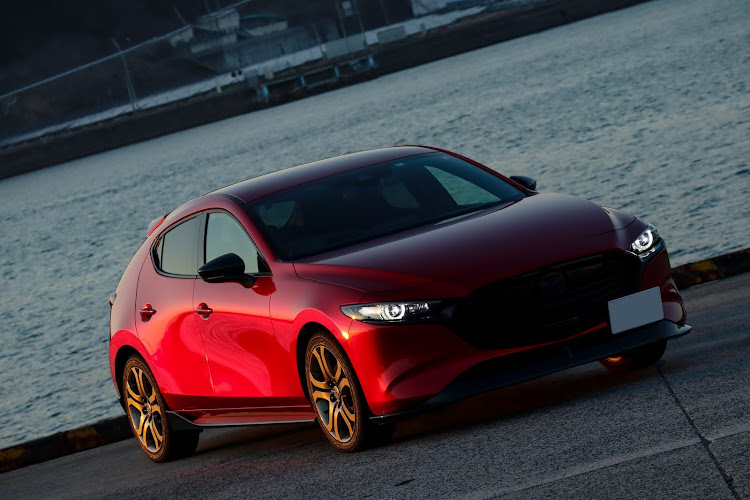 MAZDA3の夕焼けと愛車・us風ヘッドライトに関するカスタム事例の投稿画像1枚目