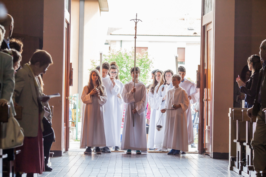 Porta de igreja aberta com crianas e jovens prontas para a procisso de entrada na missa