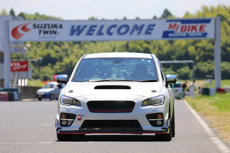 WRX S4のたかさんにスポイラー　グリル譲ってもらう・モーターランド鈴鹿　走行会・鈴鹿ツインサーキット　痛車走行会・美浜サーキット　プチオフ会に関するカスタム事例の投稿画像15枚目