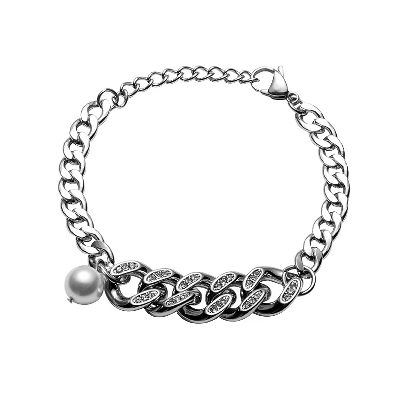 Bracelet simple avec chaîne cubaine et perles cousues. Un accessoire de mode élégant et épuré, parfait pour un look tendance et sophistiqué, pour toutes occasions.