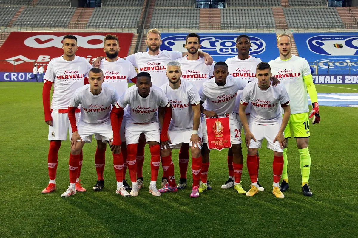 Spelers van Standard steken geblesseerde Bokadi een hart onder de riem