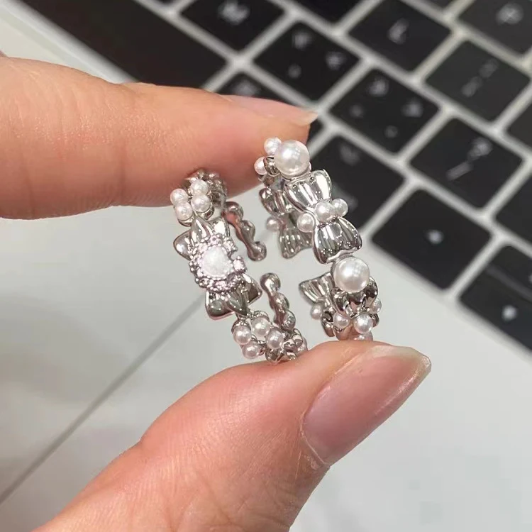 Bague design niche nœud français, un bijou doux et raffiné pour les femmes. Parfaite pour ajouter une touche d'élégance à votre look.