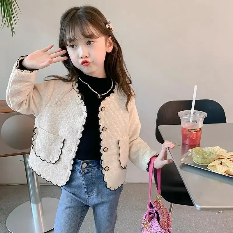 Abrigo para niña estilo Western y Chanel, elegante y moderno. Ideal para un look sofisticado y abrigado, perfecto para cualquier ocasión.