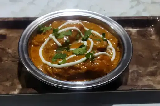 Veg Makhani Gravy Momos [8 Pieces]