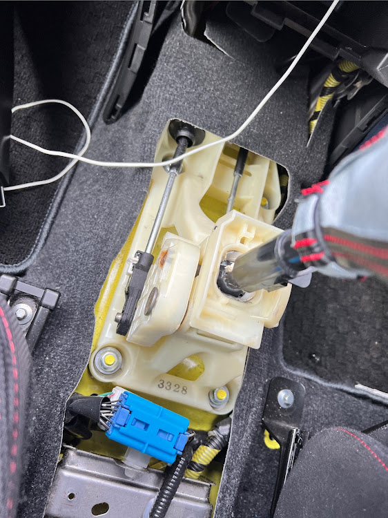 スイフトスポーツのシフトマウントカラー交換・DIYに関するカスタム事例の投稿画像10枚目