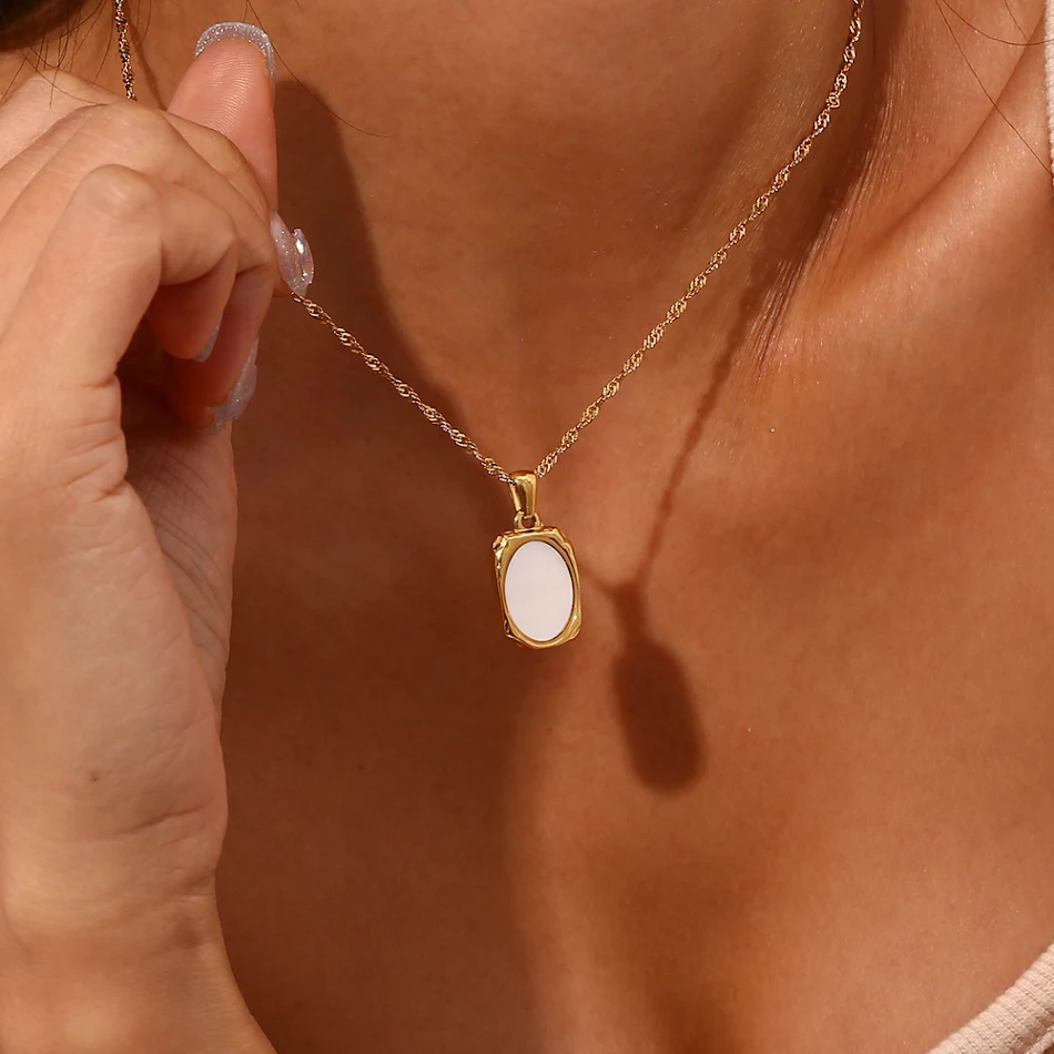 Edelstahl Rechteckiger Muschel Spiegel Anhänger Halskette für Damen. Funkelnde Eleganz. Dein stilvolles Accessoire für jeden Tag. Entdecke Dein Spiegelbild.
