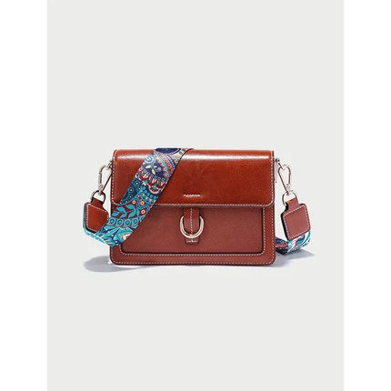 Bolsa transversal diagonal feminina de couro de vaca para o verão, elegante e estilosa, perfeita para carregar seus pertences com conforto e praticidade.