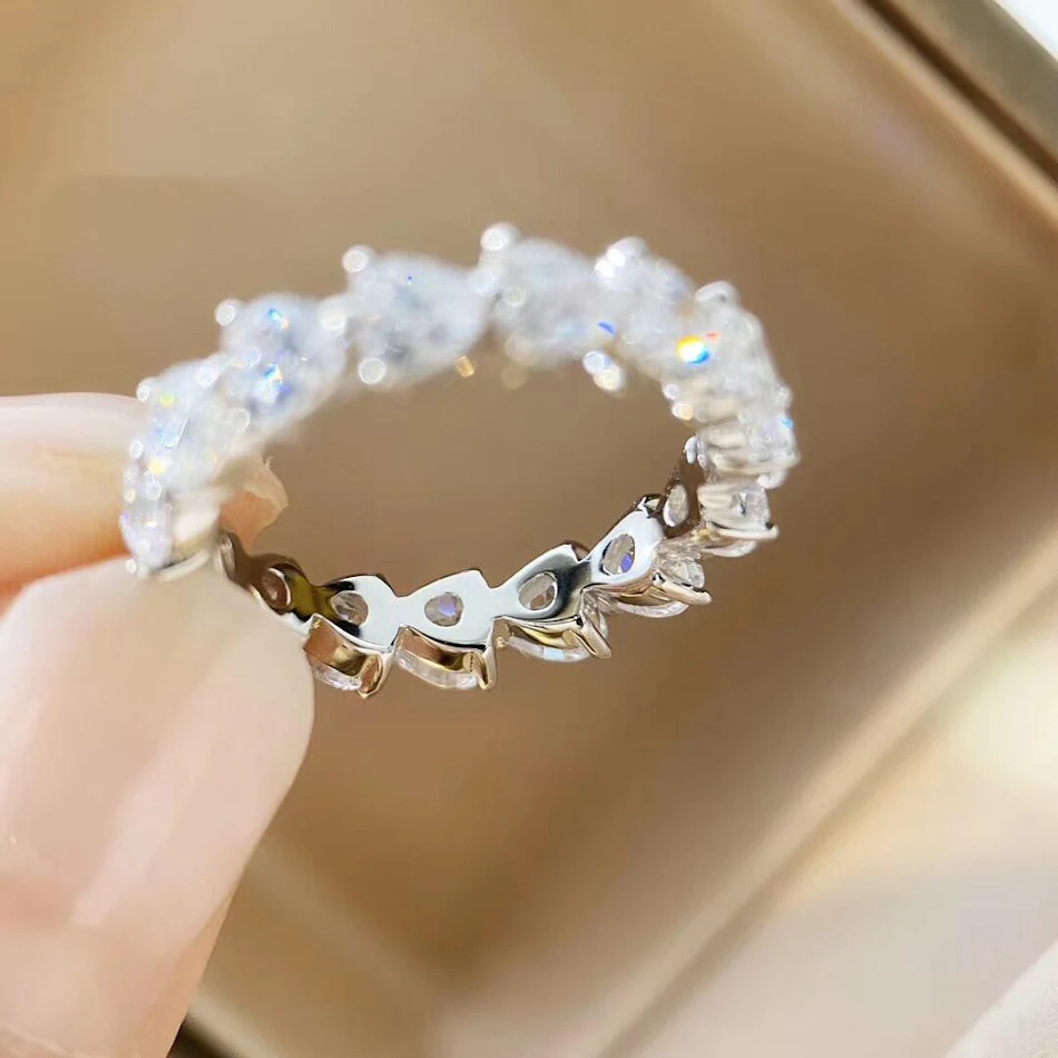 Hartvormige diamanten ring met rij diamanten. Modieuze sieraden die liefde uitdrukken. Een perfect cadeau voor haar.