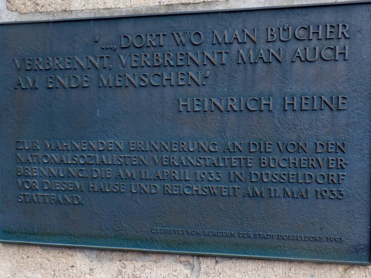 Gedenktafel: «‹…, dort wo man Bücher verbrennt, verbrennt man auch am Ende Menschen.›, Heinrich Heine. Zur mahnenden Erinnerung …».