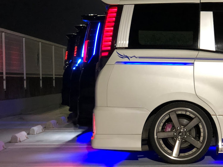 ヴォクシーのTeam Blue Style・セカンドステージ・(   ´灬`   )・おじさんに関するカスタム事例の投稿画像1枚目